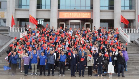 大禹節(jié)水集團(tuán)在天津舉行慶祝中華人民共和國(guó)成立75周年升國(guó)旗儀式。